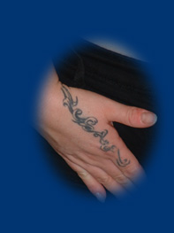 Egyszínű tetoválás a jobb kézháton.